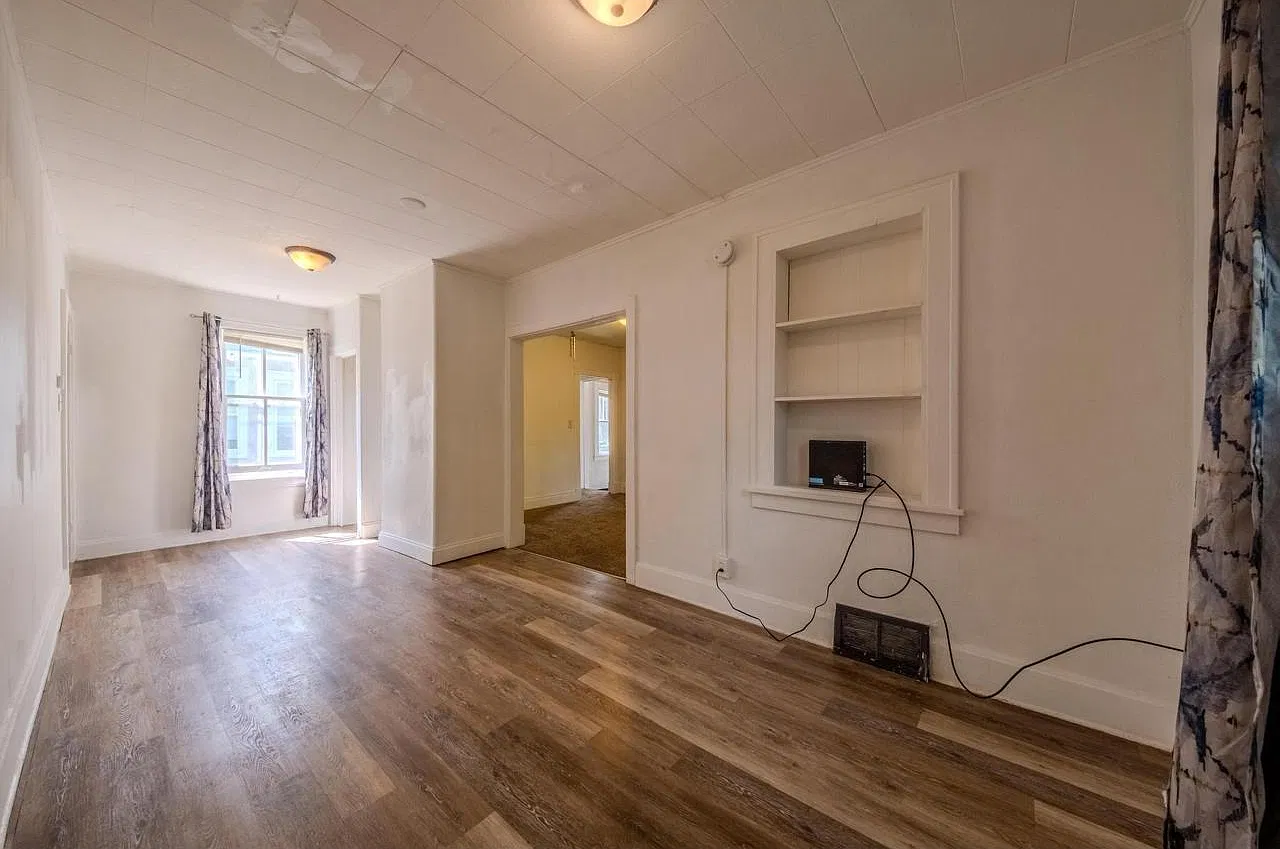 88 Magnolia Ave W — Photo 4