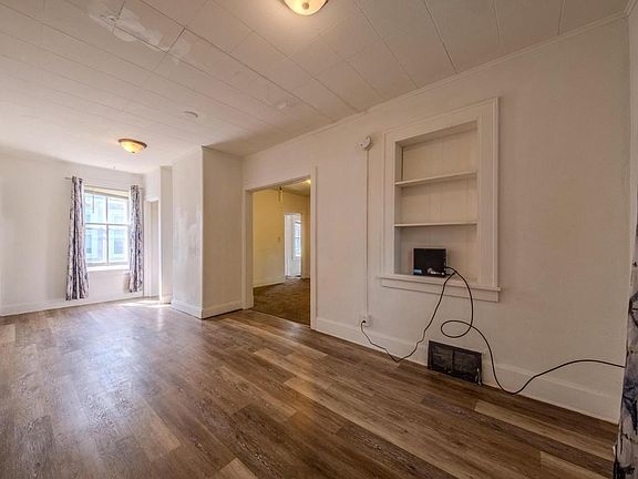 4th image of 88 Magnolia Ave W