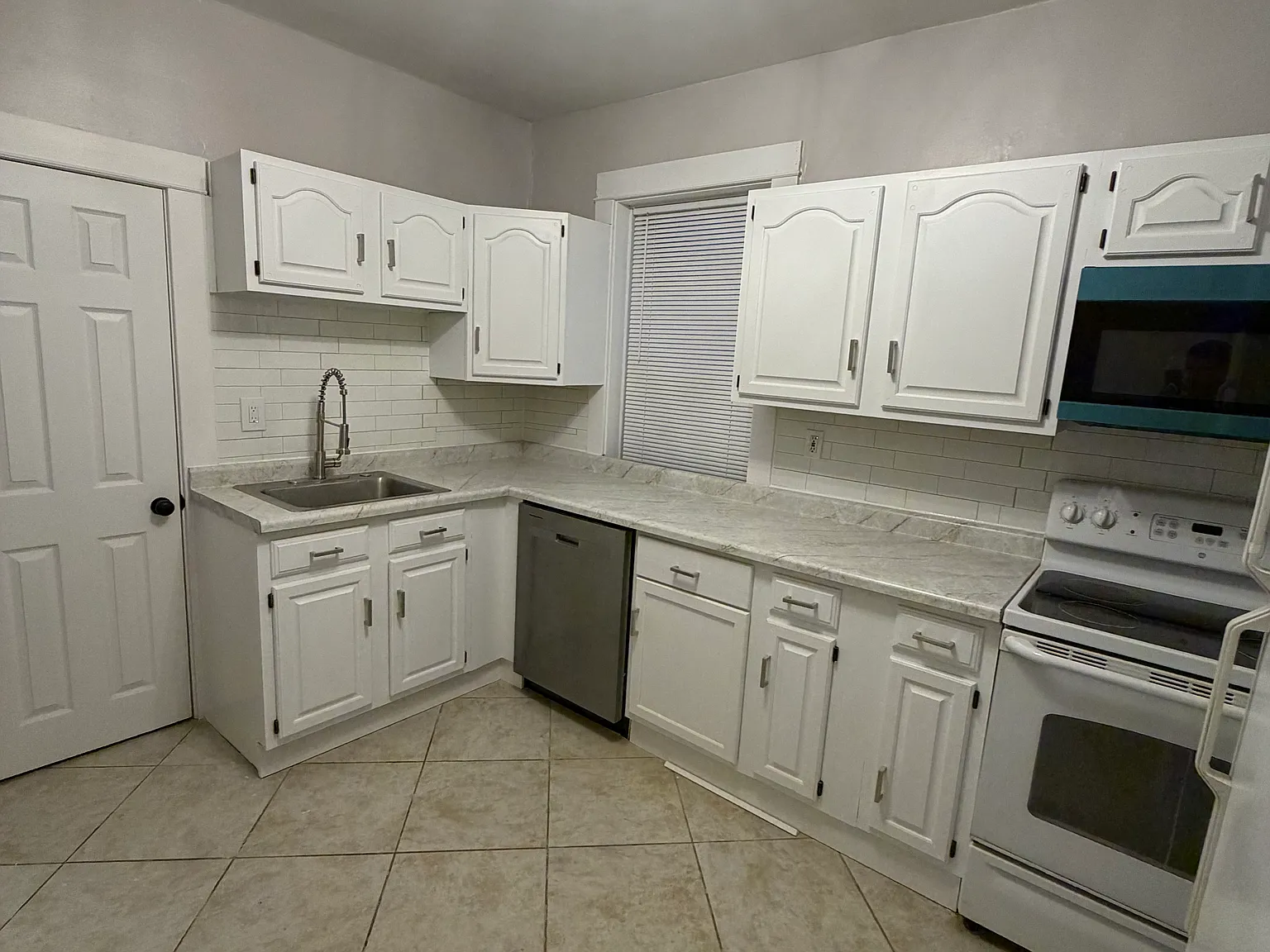 2 bed, 1100 sqft, $1,250 — Photo 2