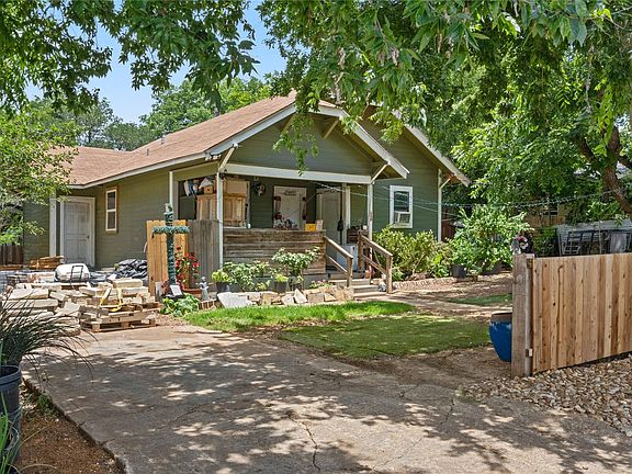 2nd image of 905 W 10th St