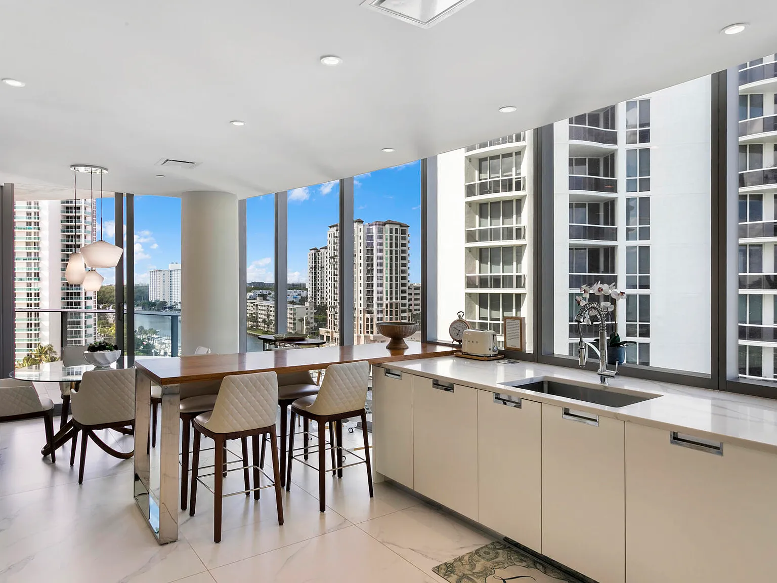 3 bed, 4.5 bath, 2688 sqft, $40,000 — Photo 3