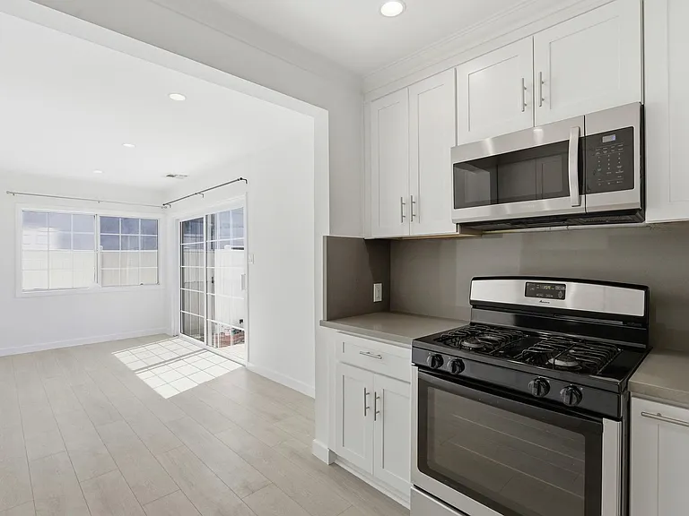17418 Califa St — Photo 8