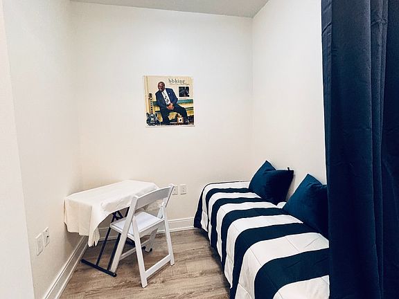 5th image of 9600 Yonge St #318B
