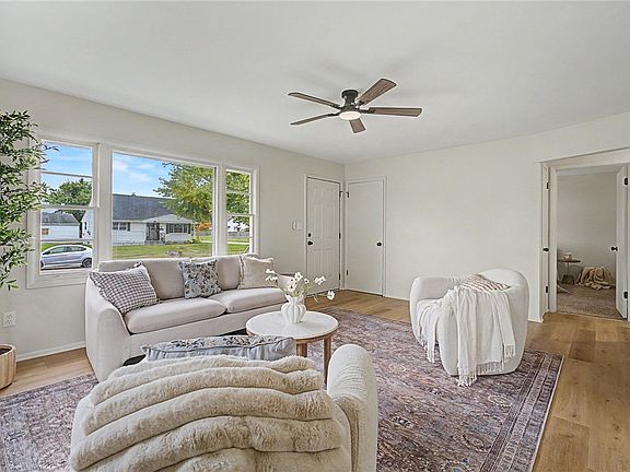 2nd image of 1098 Rydale Rd