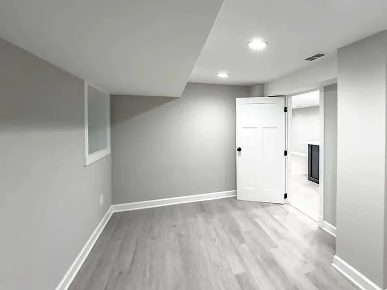 1540 N Hamlin Ave #G — Photo 12