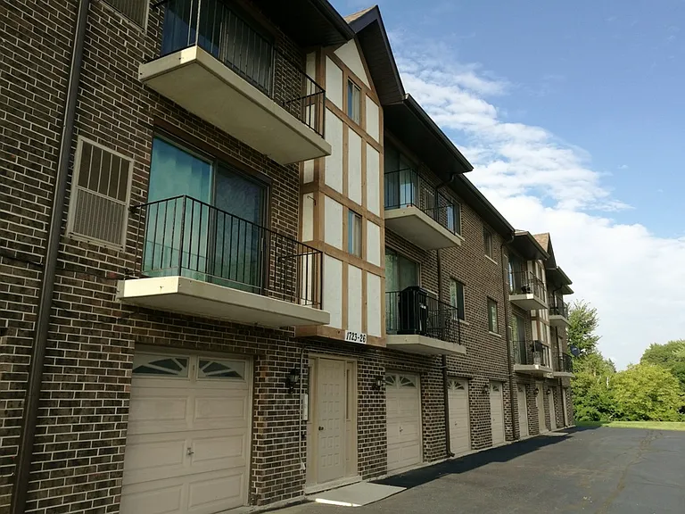 1725 S Washington St — Photo 1