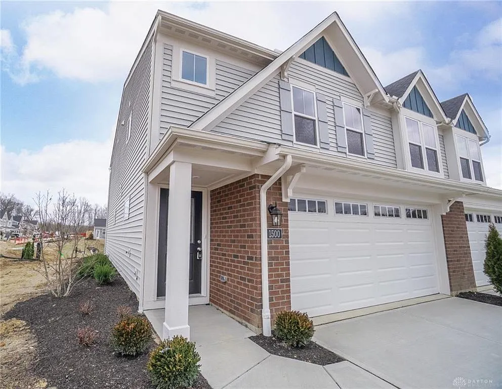 3 bed, 2.5 bath, 1676 sqft, $2,399 — Photo 2