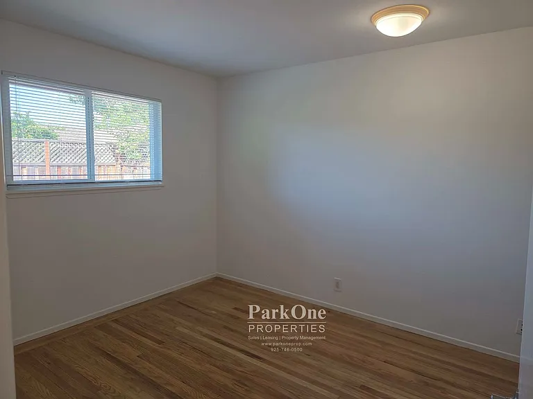 915 Notre Dame Ave — Photo 7