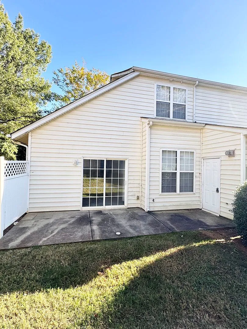 Gorgeous End Unit Townhome With Owners Bedroom On Main! Coming Soon! — Photo 3