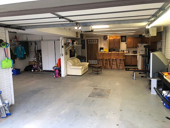 Garage with extended stall