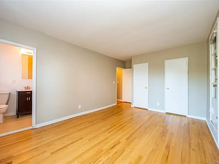 1133 Midland Ave #3H — Photo 7