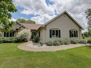 1485 N Riverline Dr, Oconomowoc, WI 53066