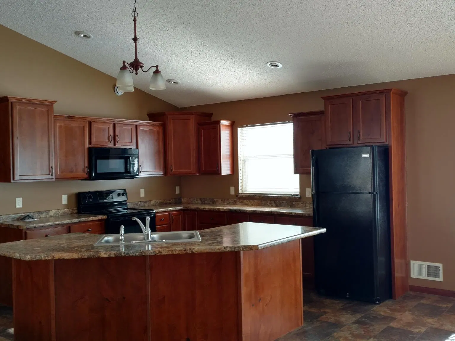 3 bed, 1530 sqft, $2,200 — Photo 3