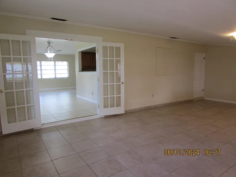 211 W Laila Dr — Photo 14
