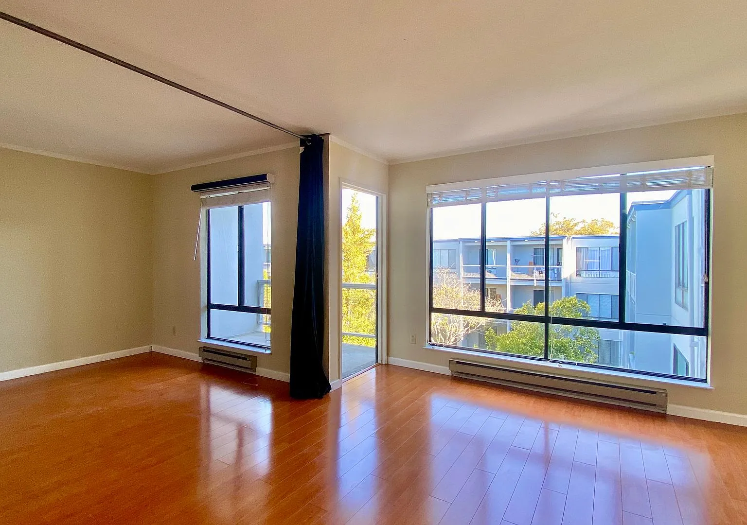 Upgraded Top Floor Sunny Studio - No Carpet! — Photo 1