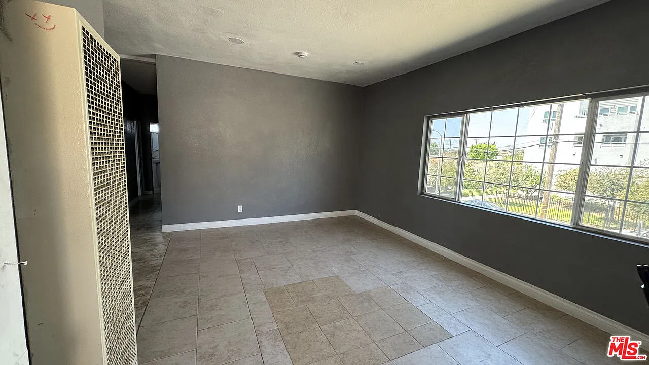 3 bed, 2.0 bath, 3028 sqft, $3,200 — Photo 1