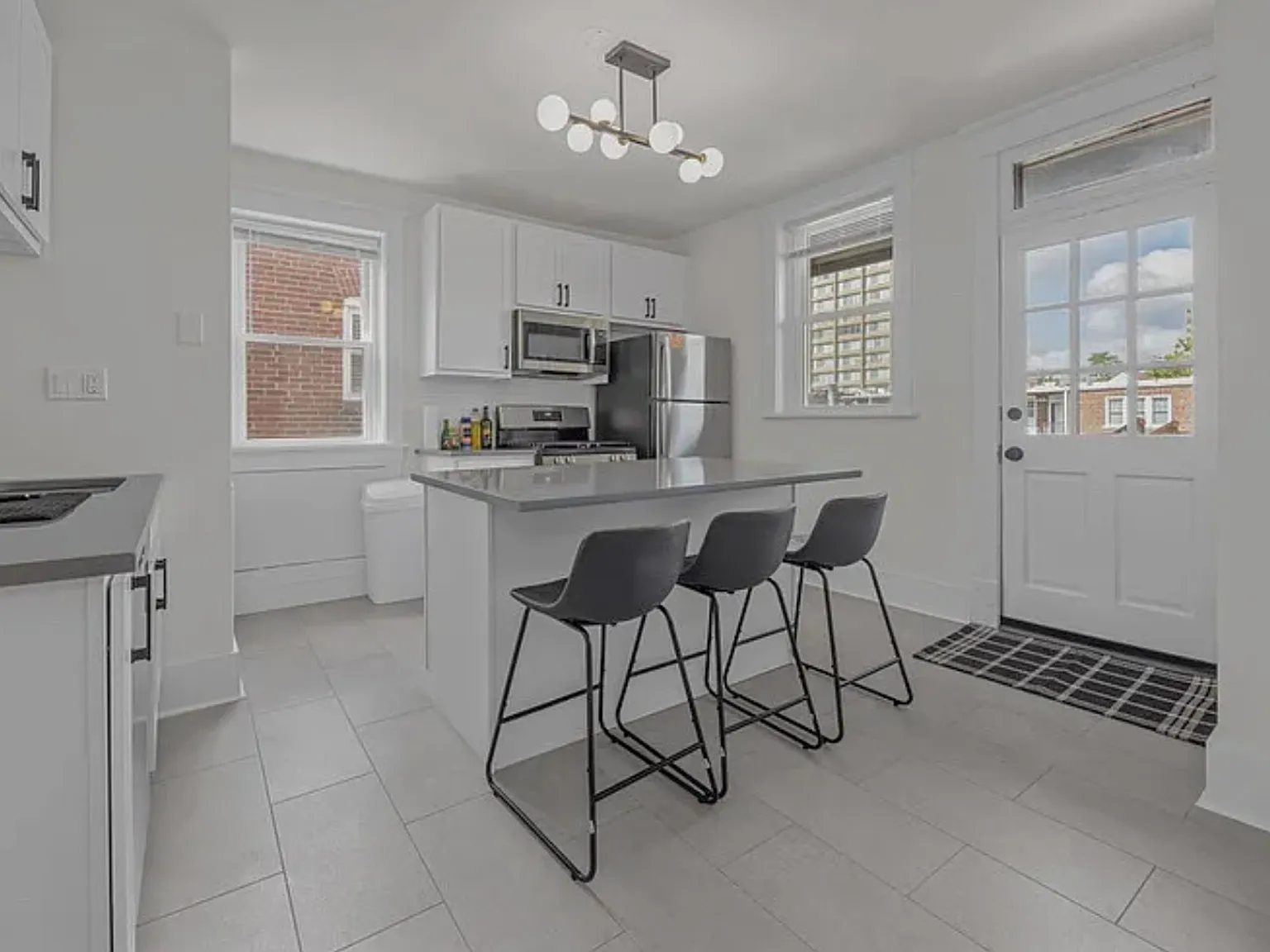 Mosaic - 721 Interdrive - Now Leasing 27/28 — Photo 1
