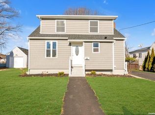 65 Lincoln St, Copiague, NY 11726