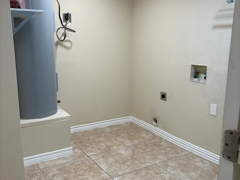 804 Clyde St — Photo 12