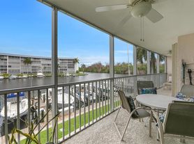 1537 E Hillsboro Blvd