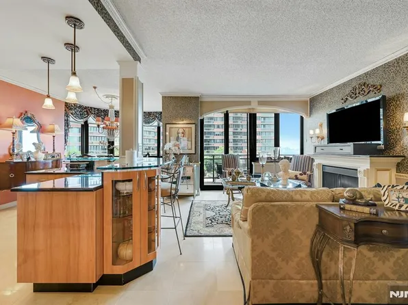 100 Carlyle Dr #6B, Cliffside Park, NJ 07010