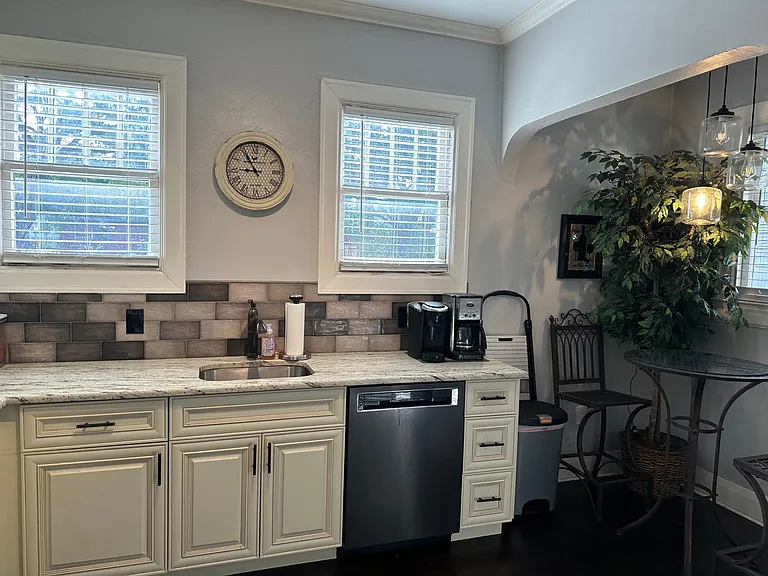 702 W Warren Ave — Photo 5