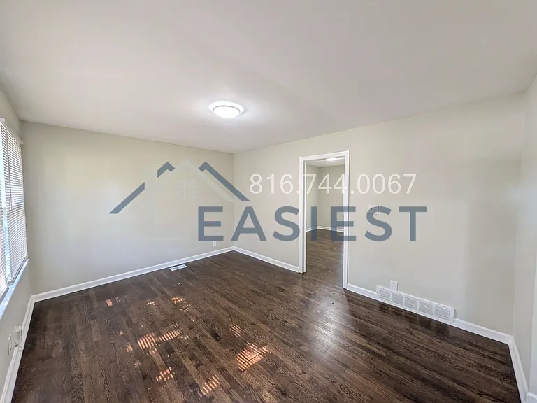 2402 S Claremont Ave — Photo 2