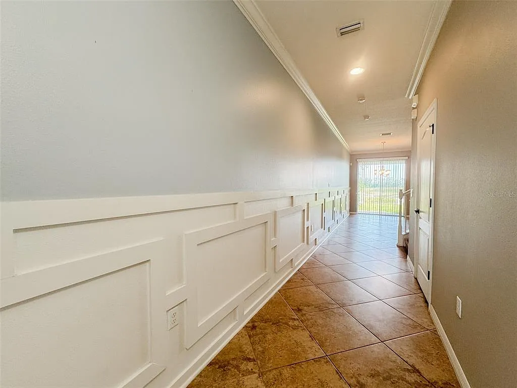 3 bed, 2.5 bath, 1689 sqft, $2,100 — Photo 3