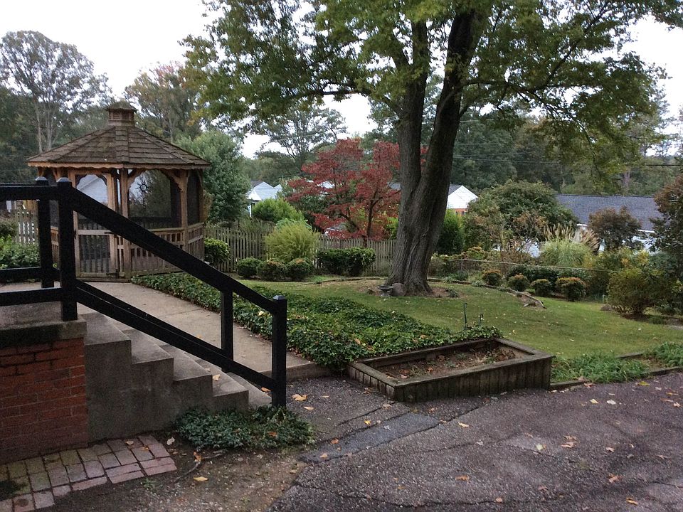 2nd image of 524 Cedarbrooke Ln