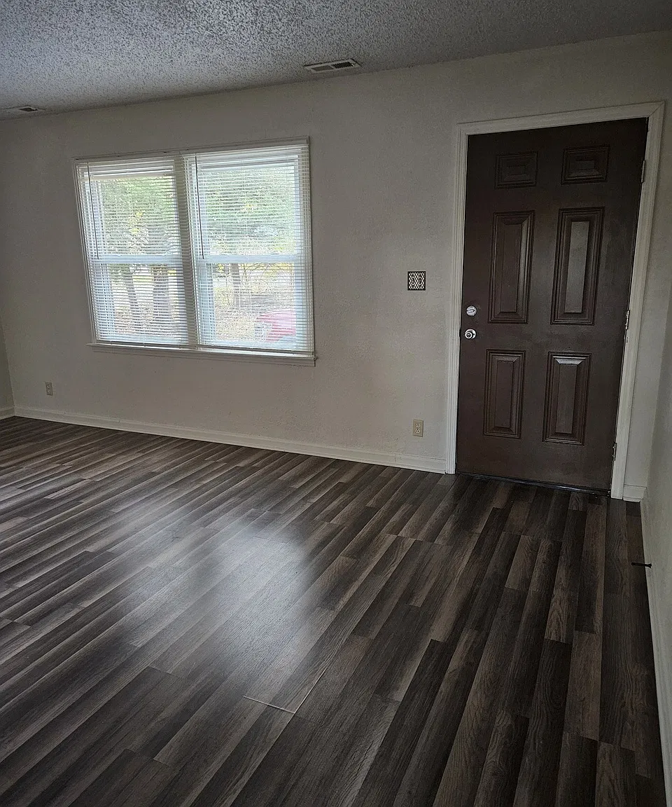 3 bed, $1,400 — Photo 2
