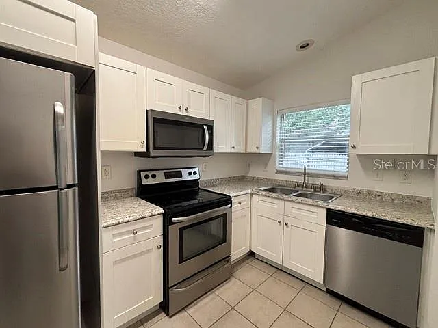 2 bed, 1.0 bath, 848 sqft, $1,649 — Photo 3