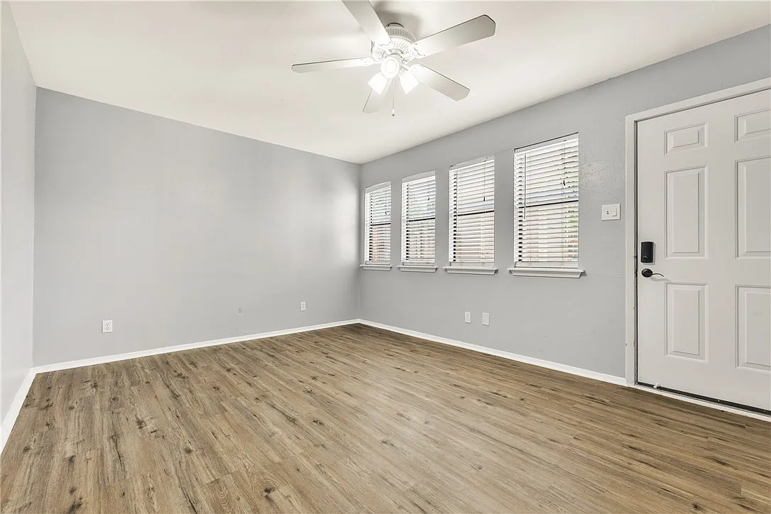 2 bed, 1.5 bath, 1048 sqft, $1,200 — Photo 4