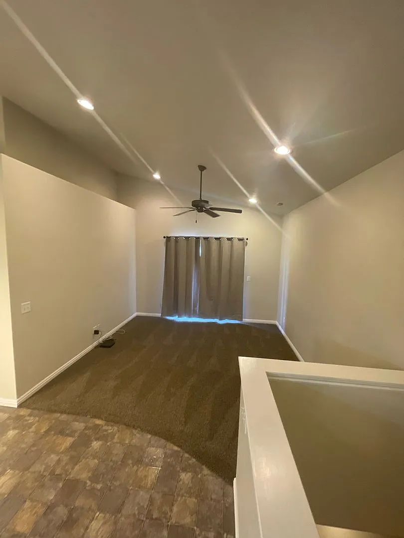 Beautiful Newly Renovated Townhome — Photo 2