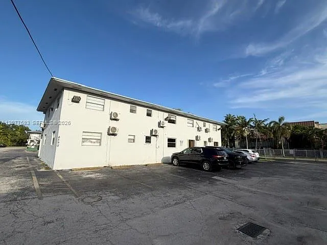 Ludlam Gardens Condo — Photo 3