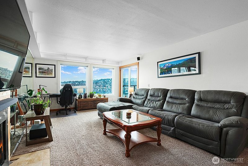 4th image of 2401 8th Avenue N #202