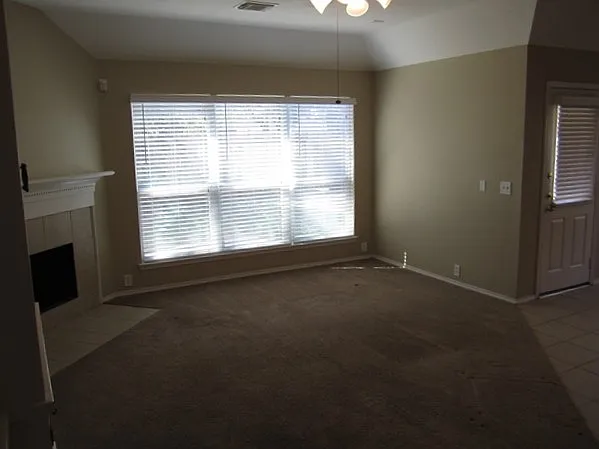 3 bed, 2.0 bath, 1877 sqft, $2,015 — Photo 4