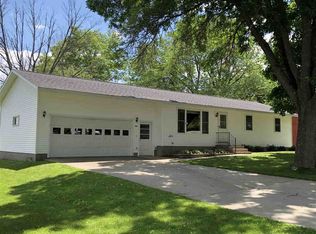 904 Ridgewood Dr, Decorah, IA 52101