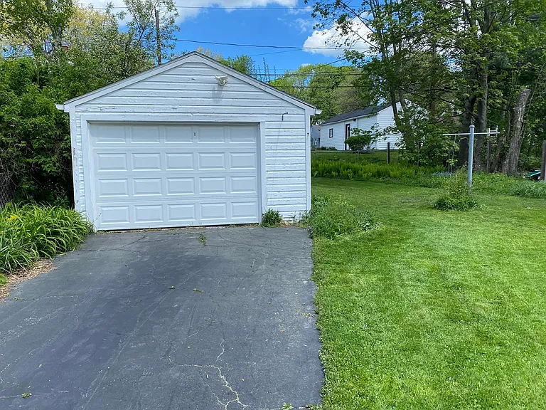 110 Colonial Rd — Photo 3