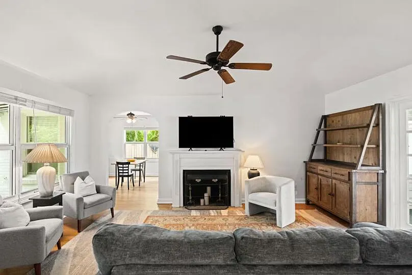 3 bed, 2.0 bath, 1130 sqft, $5,600 — Photo 3