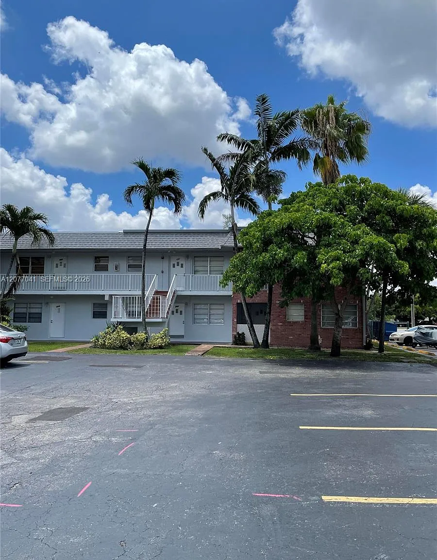 Pembroke Palms Condo — Photo 1