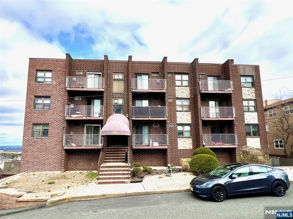201 12th St APT 1, Palisades Park, NJ 07650