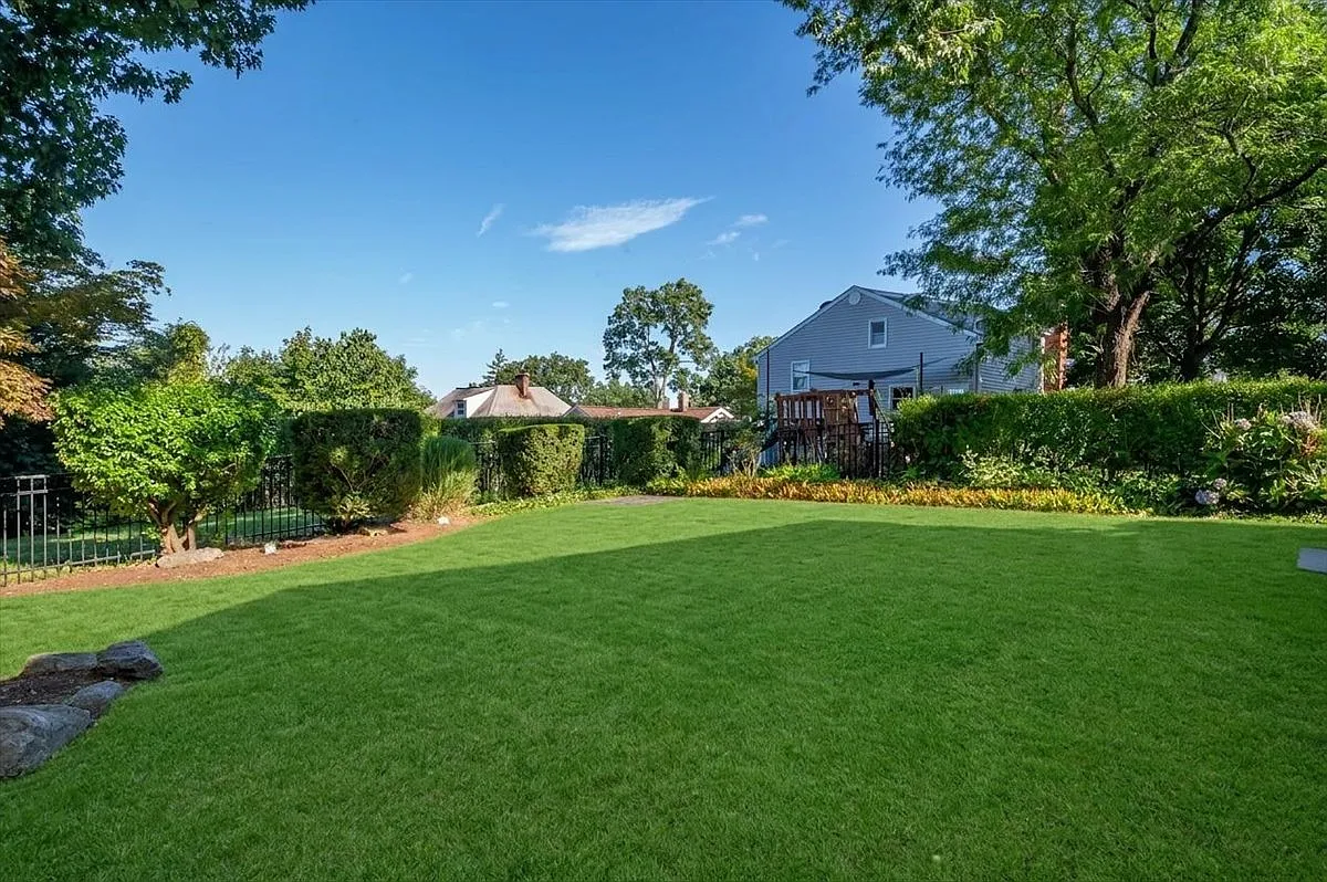 4 bed, 2200 sqft, $7,200 — Photo 3