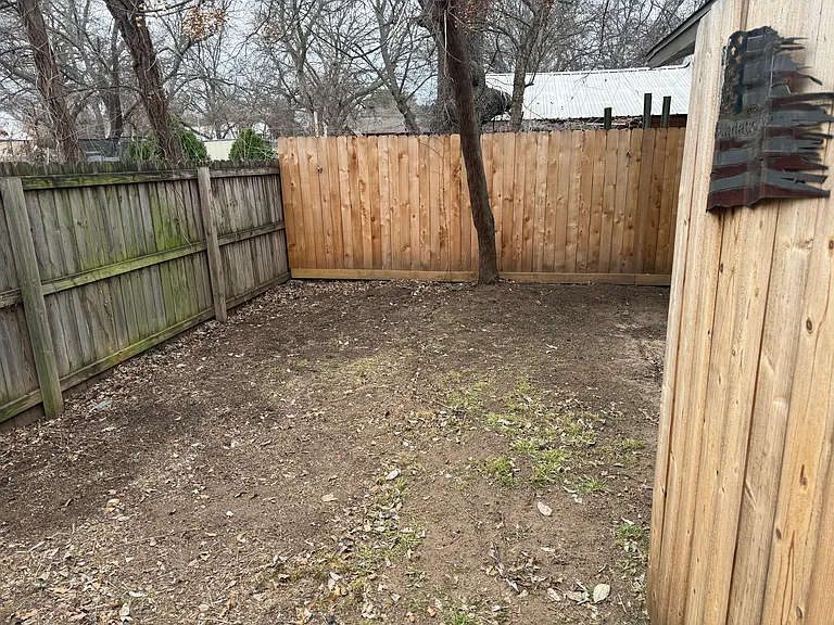 590 E College St — Photo 10