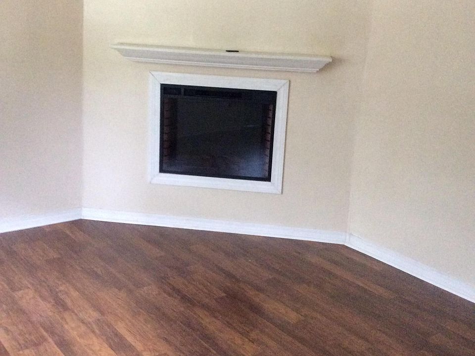 LIVING ROOM WITH ELECTER FIREPLACE 