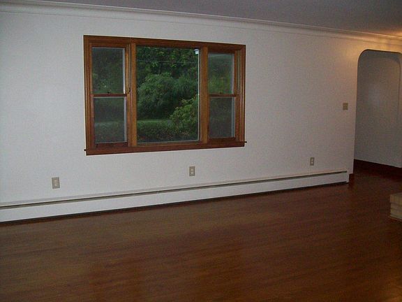 4th image of 20 Pine Grove Ave