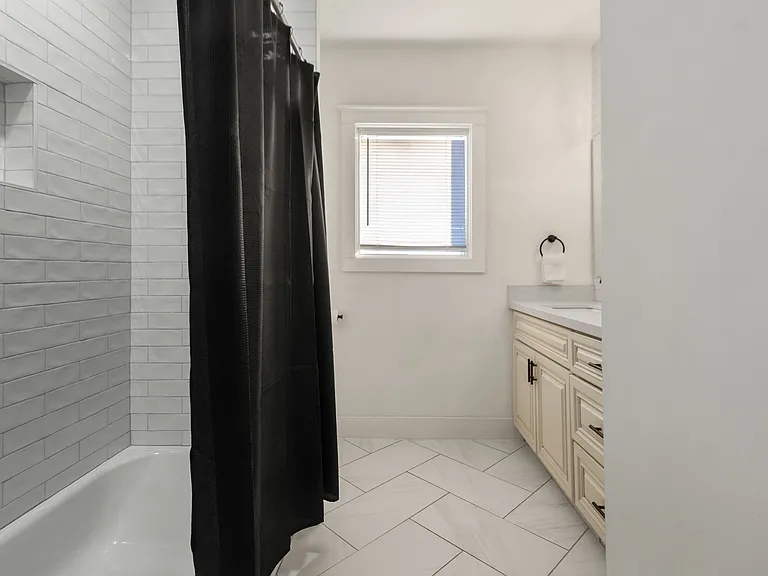 102 S Lockwood Dr #4 — Photo 7