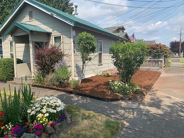1st image of 819 3rd Ave NW