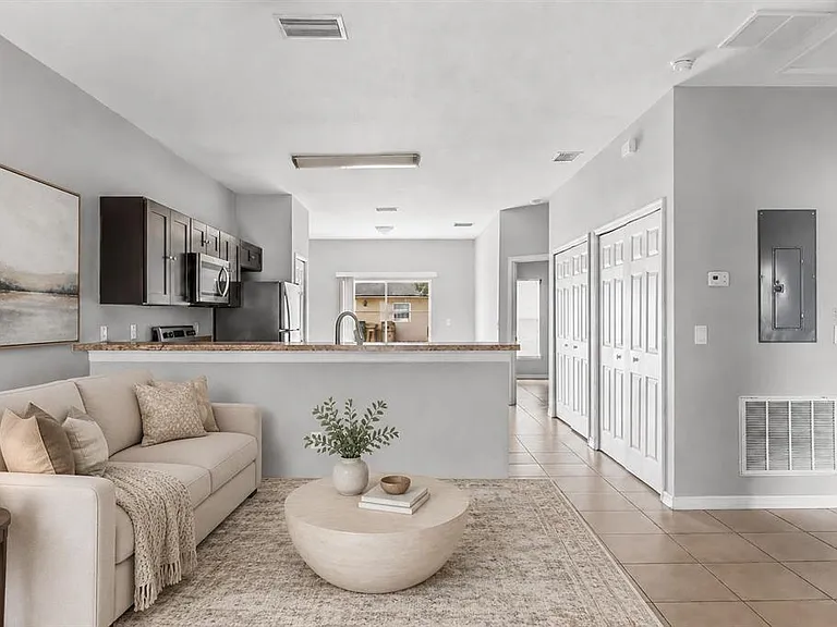 677 Royalty Ct — Photo 4