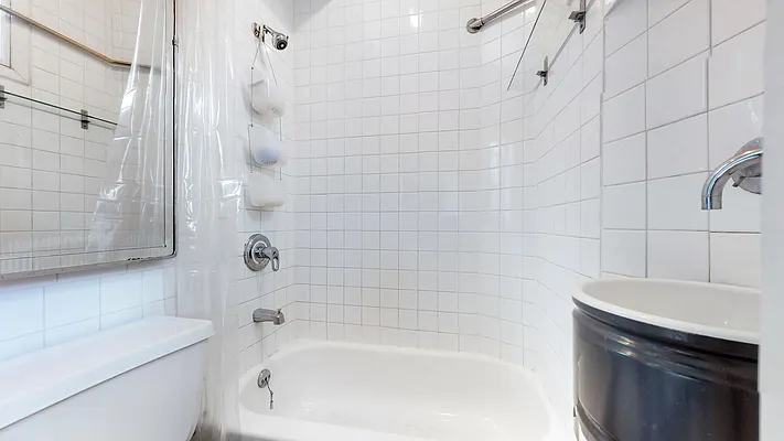 Rented by Bizzarro Agency | media 15