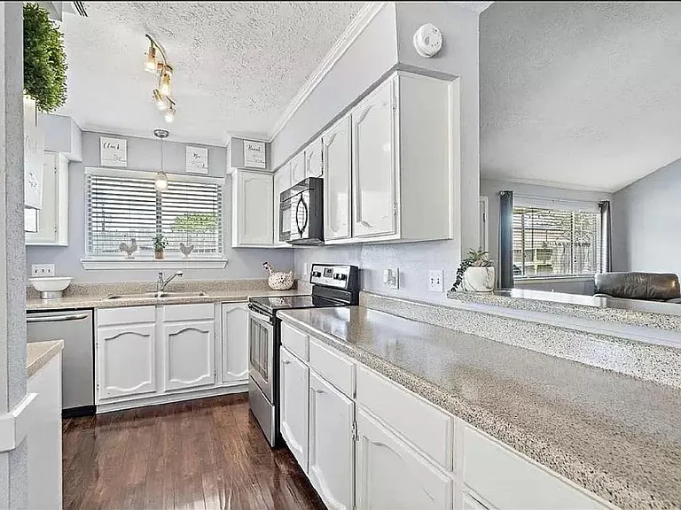2534 Colonial Ridge Dr — Photo 9